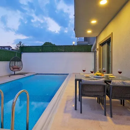 Happy House - Luxury With Private Pool Villa
